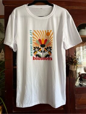 Cricut White floral graphic tee size medium